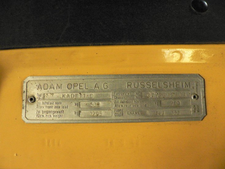 fotó egy sárga opel Kadett C autó plakettjéről