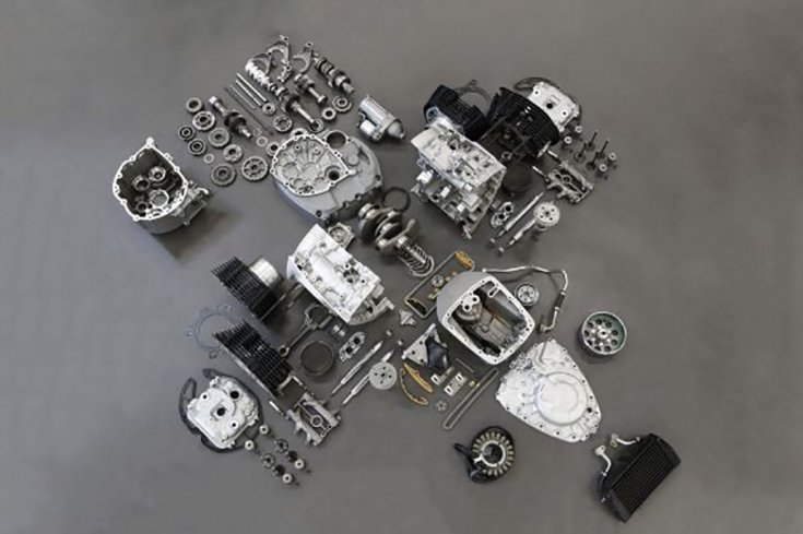 A BMW kéthengeres boxermotorja szétszedve