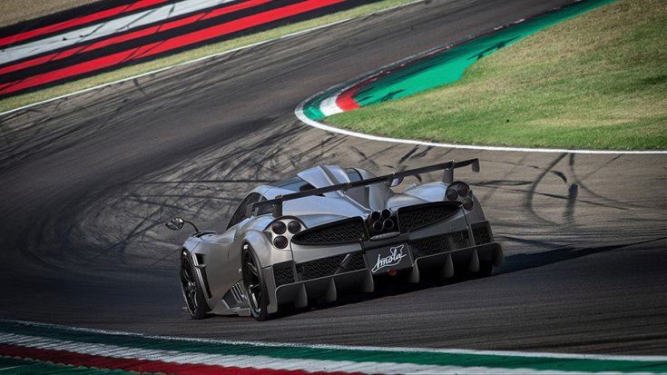 A Pagani Imola hátulról a versenypályán