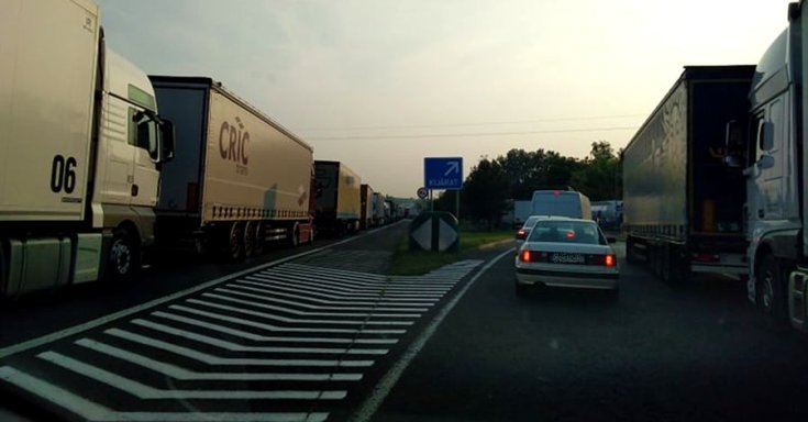 hatalmas dugó az M7-es Siófok felé vezető oldalán a pákozdi lehajtónál