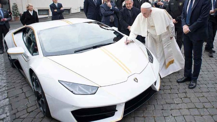 Ferenc pápa által dedikált Lamborghini Huracán elölről
