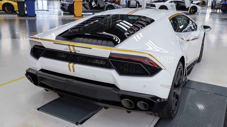Ferenc pápa által dedikált Lamborghini Huracán hátulról