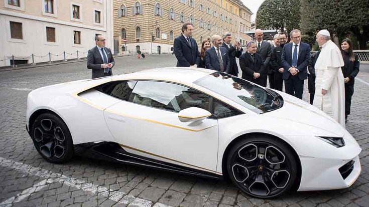 Ferenc pápa által dedikált Lamborghini Huracán oldalról