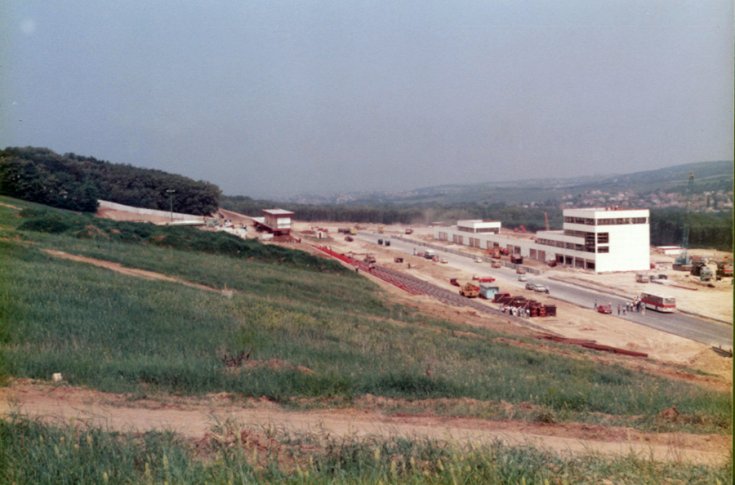 A Hungaroring főépülete és a célegyenes építés alatt