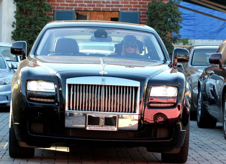 Paris Hilton egy Rolls Royce Ghost-ot vezetve szemből