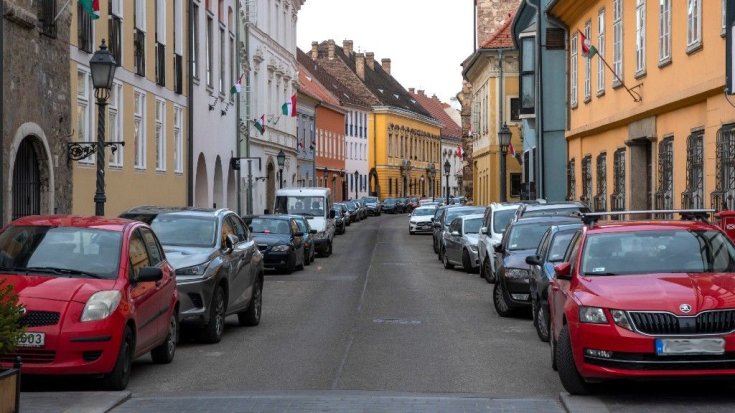 Parkoló autók egymás mellett és mögött