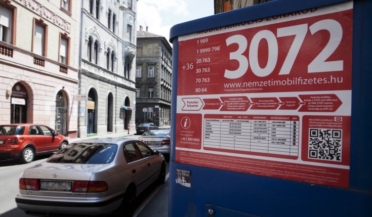 Mobilparkolás telefonszáma olvasható egy parkolóautomatán