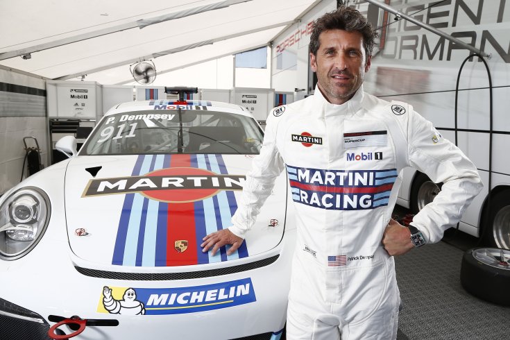 Patrick Dempsey egy versenyen egy Porsche mellett