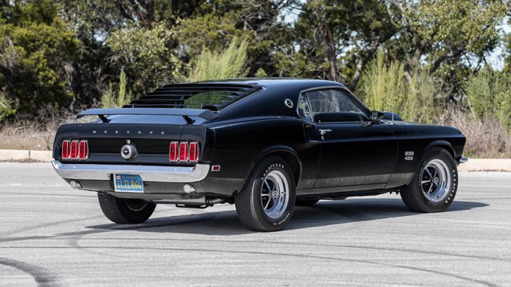 A Ford Mustang Boss 429 hátulról fotózva