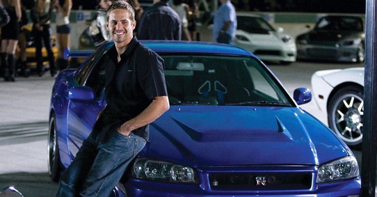 Paul Walker a Halálos Iramban filmekből ismert Nissan R33 GT-R mellett