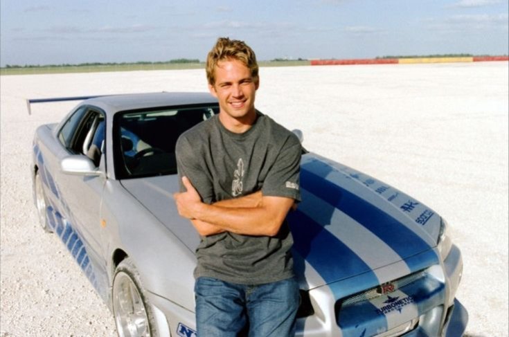 Paul Walker egy sportautó előtt a pusztában
