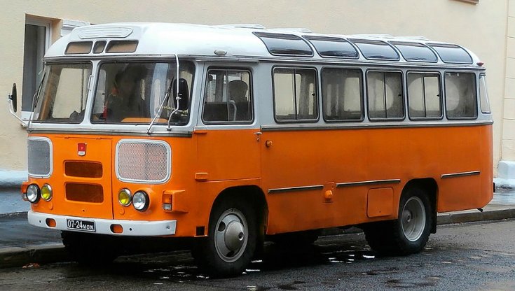 PAZ – 672, fehér-narancssárga busz, panorámatető, elölnézet, oldalnézet, balról, álló helyzetben