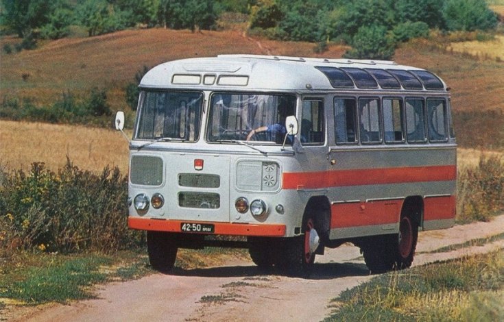 PAZ – 672, szürke-narancssárga, földúton, elölnézet, oldalnézet, döntve, balra