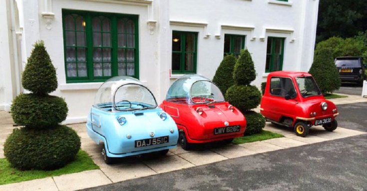 2 darab Peel Tridetn és 1 darab Peel P50, kertben, ház előtt, egymás mellett, oldalnézet, balról