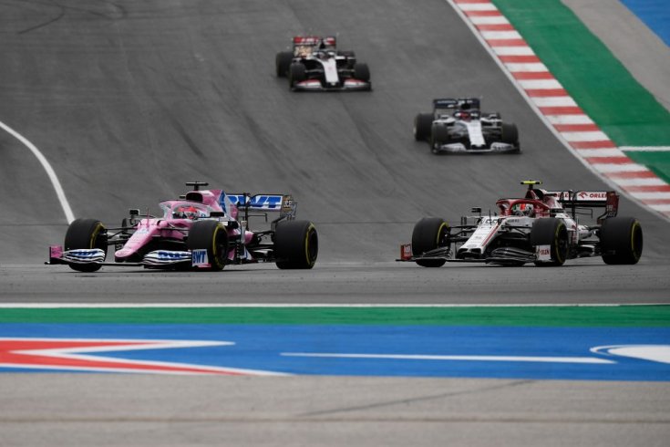 Perez és Giovinazzi az első kanyarban egymás ellen a futam közben
