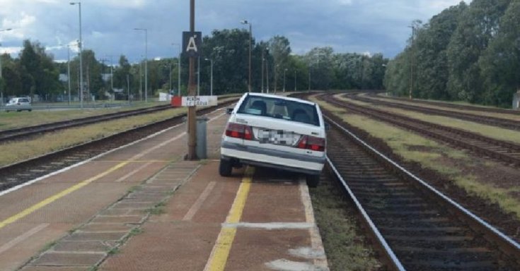 Peronon parkoló autó hátulról fotózva