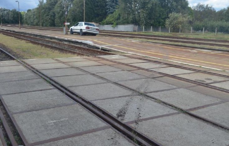 Peronon parkoló autó oldalról fotózva