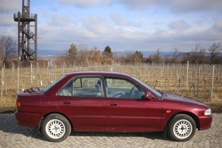 Mitsubishi Lancer oldalról