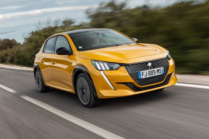 Peugeot 208 szemből, menet közben