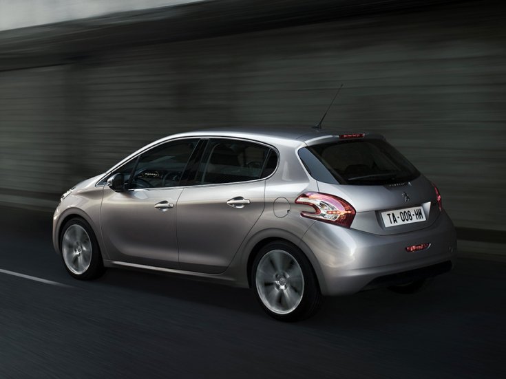 Peugeot 208 5 ajtós kivitel menetközben hátulról