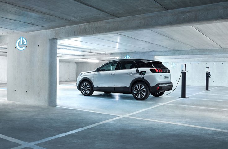 2019-es Peugeot 3008 GT Hybrid4 oldalról