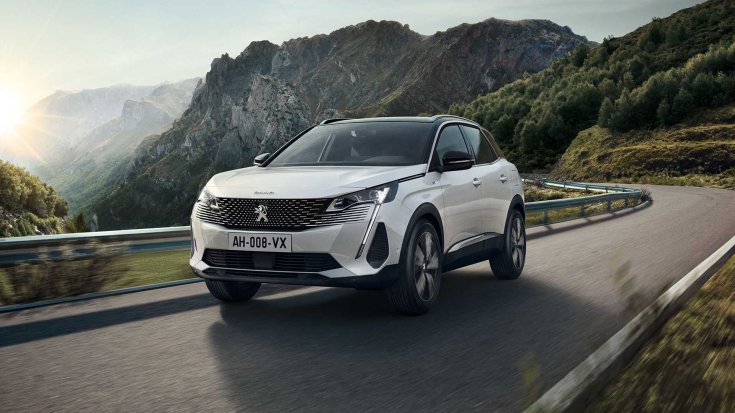 Peugeot 3008-as elölről, féloldalról országúton