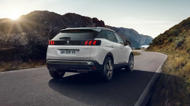 Peugeot 3008-as hátulról országúton