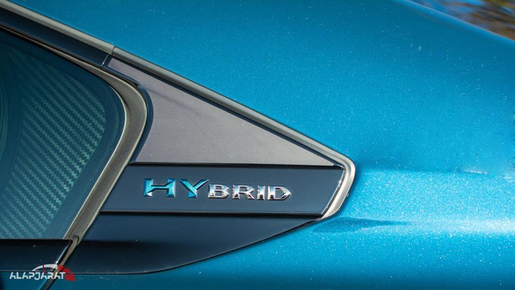 Hybrid felirat egy Peugeot oldalán