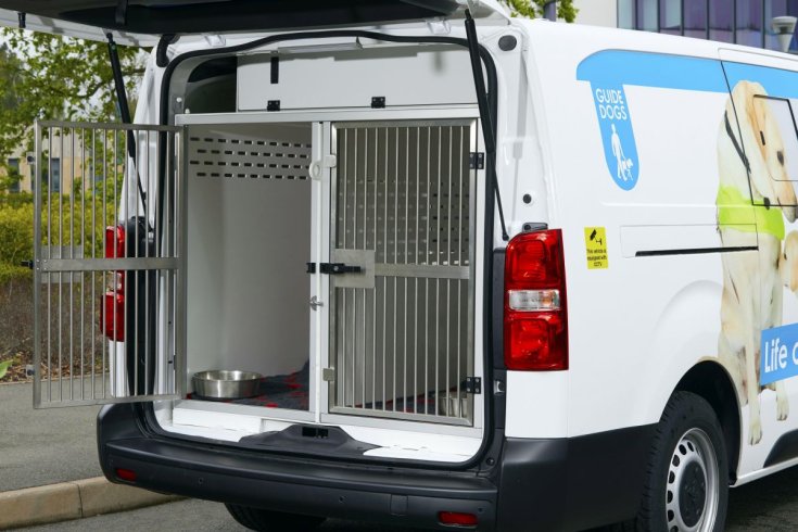 Peugeot Expert Guide Dogs kutyaszállító változat kennelje
