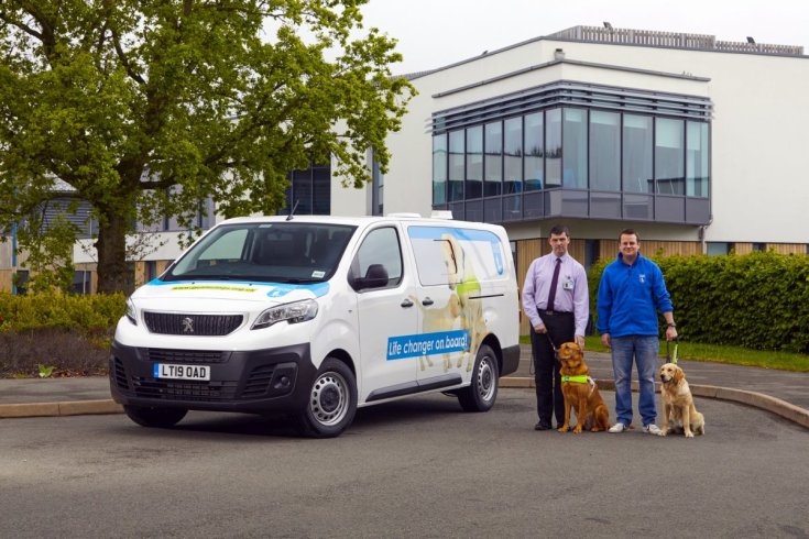 Peugeot Expert Guide Dogs kutyaszállító változat