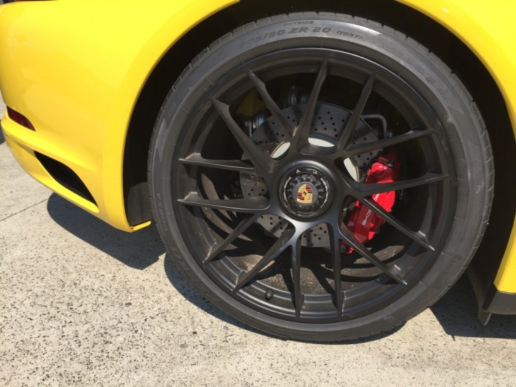 Pirelli P Zero gumik egy Porsche modellen
