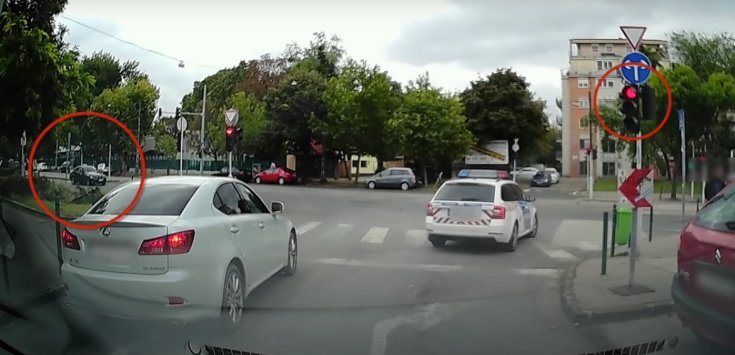 Piroson áthajtó rendőrautó