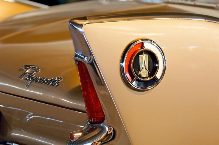 1958 Plymouth uszony és oldalembléma, ezüstös arany festés, díszes logó, oldalnézet, hátulról