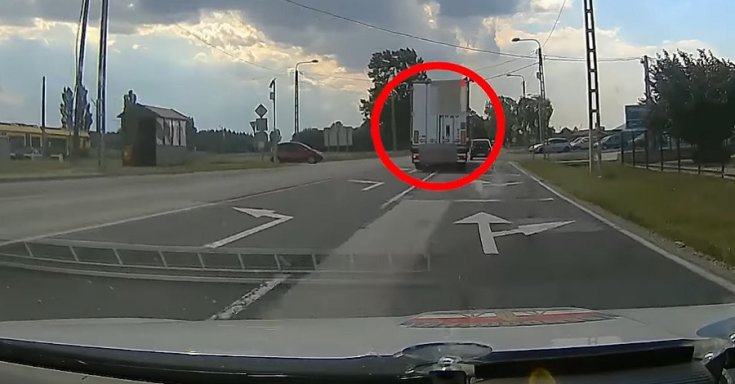 Kamionos kezd előzésbe a tiltó tábla ellenére