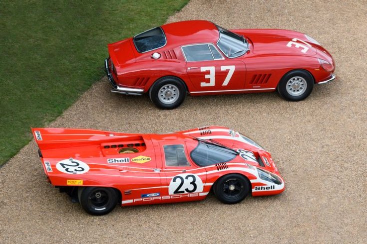 Porsche 917 KH és egy Ferrari modell egymás mellett a kiállításon