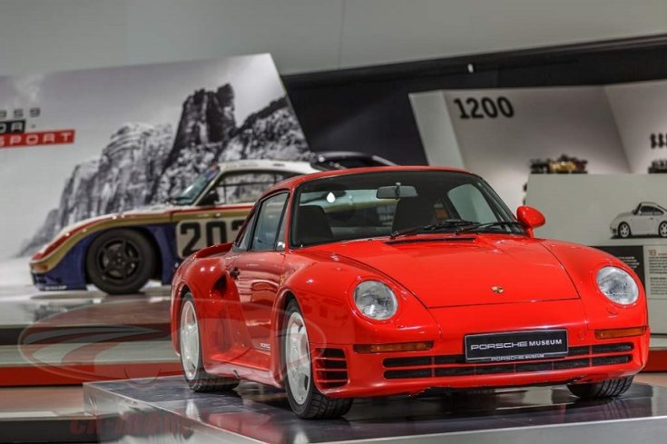 Porsche 959-es, a háttérben pedig a zártpályás verseny változata