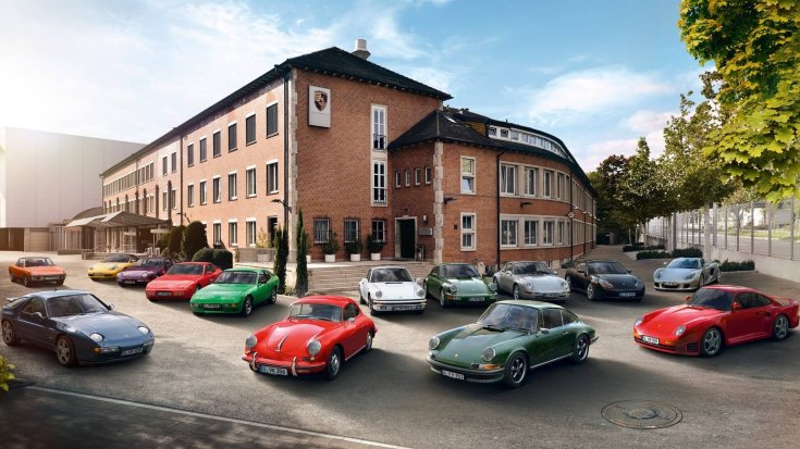 Kollekció klasszikus Porsche modellekből a Porsche egyik üzeme mellett