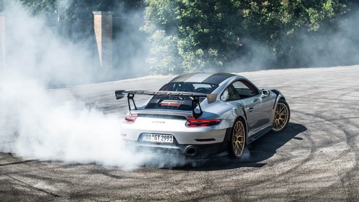 Porsche 911 GT2 RS driftelés közben