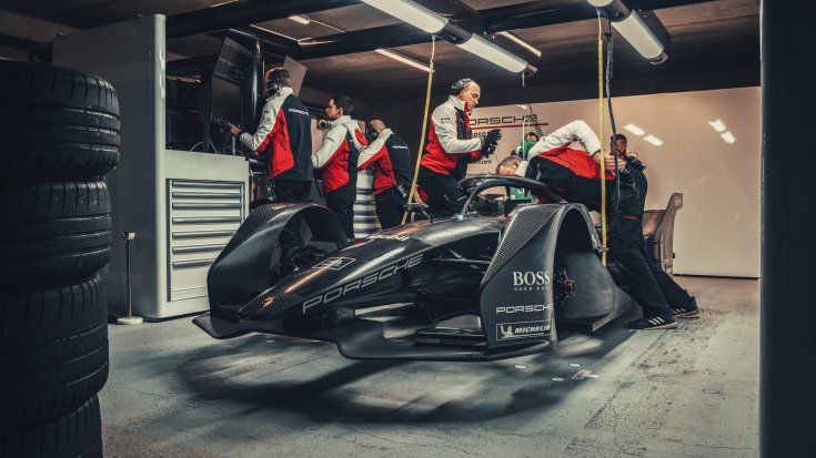 szerelők a Porsche Formula-E autóján dolgoznak