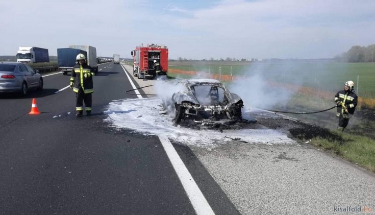 lángra kapott Porsche az M1-es autópályán