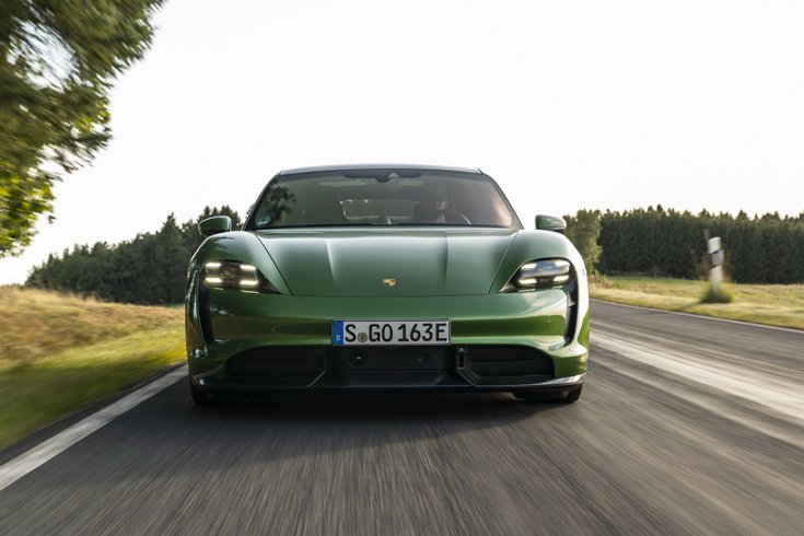 A Porsche Taycan Turbo S szemből fotózva menet közben
