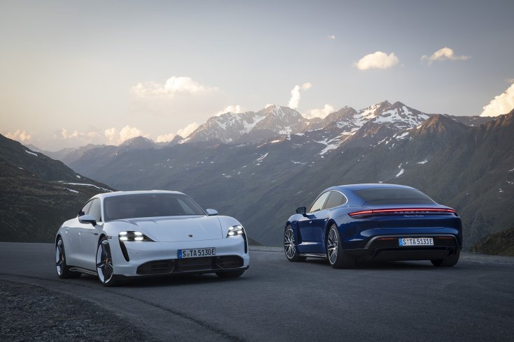 fehér és kék Porsche Taycan Turbo