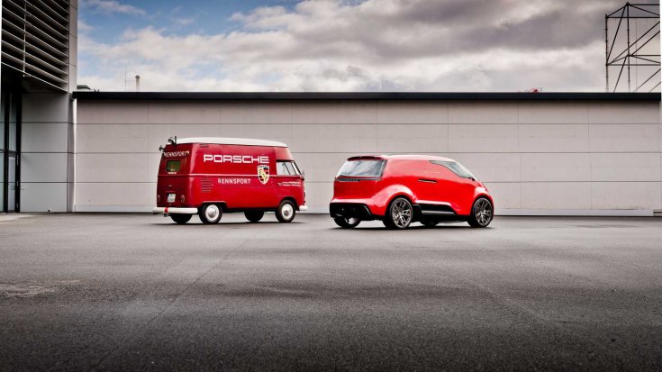 Porsche Vision Renndienst koncepció autó és egy régi Volkswagen Transporter egymás mellett hátulról