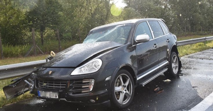 Összetört Porsche Cayenne oldalról fotózva