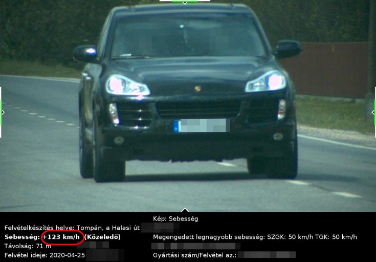 123-mal repesztő Porsche szemből lefotózva