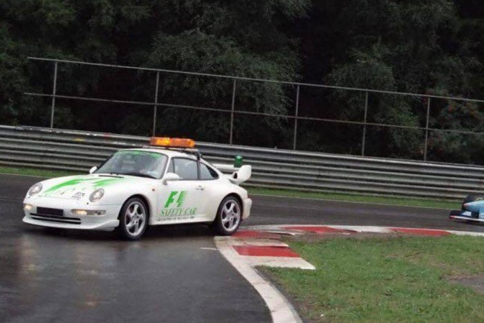 Porsche 911 a pályán oldalról