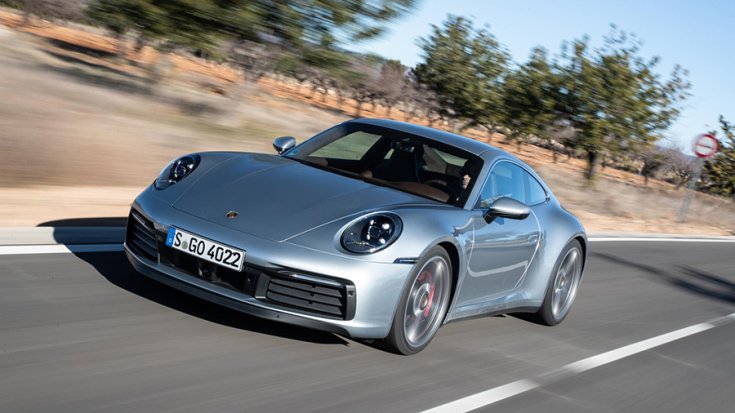 Porsche 911 Carrera S egy úton fotózva menetközben
