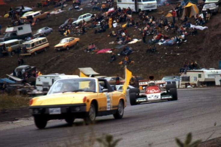 Porsche 914 Safety Car a pályán a mezőny előtt