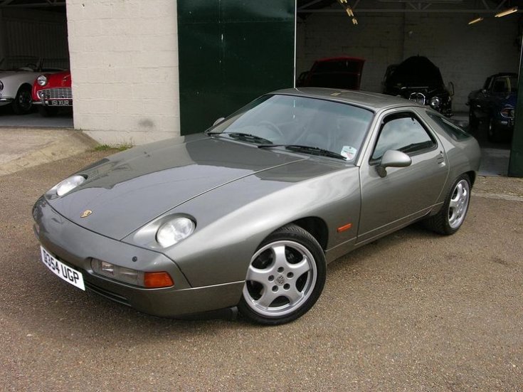 Porsche 928 szemből egy garázs előtt