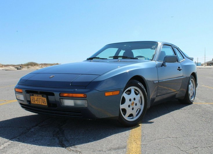 Az 1990-es Porsche 944 S elölről fotózva